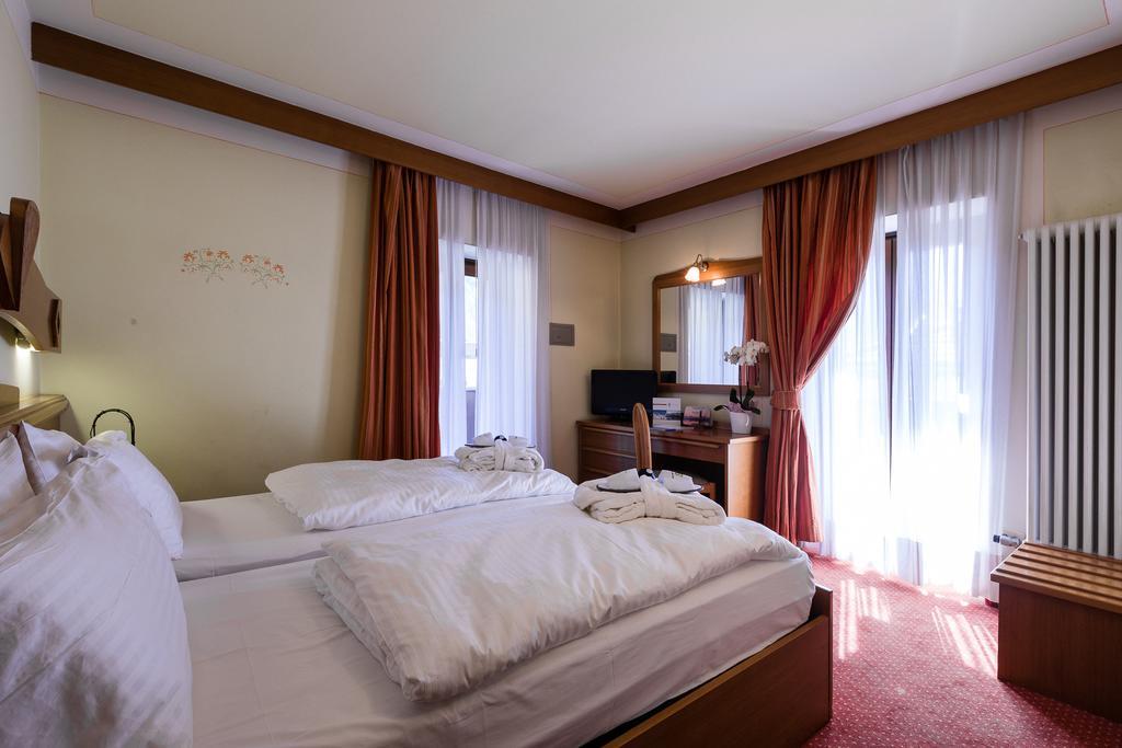 Hotel Collini Pinzolo Exterior foto